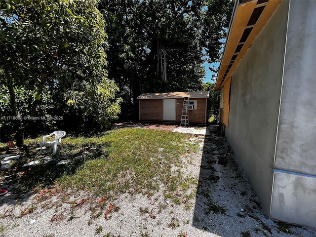 view of yard with a storage unit