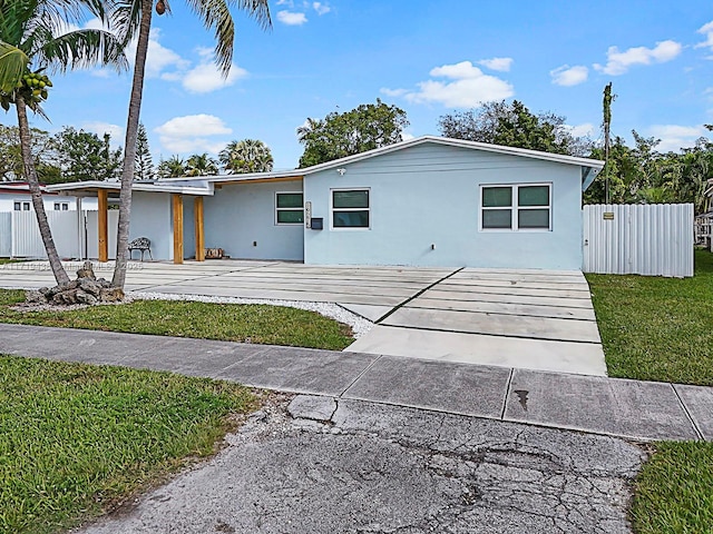 view of front of home featuring a front yard