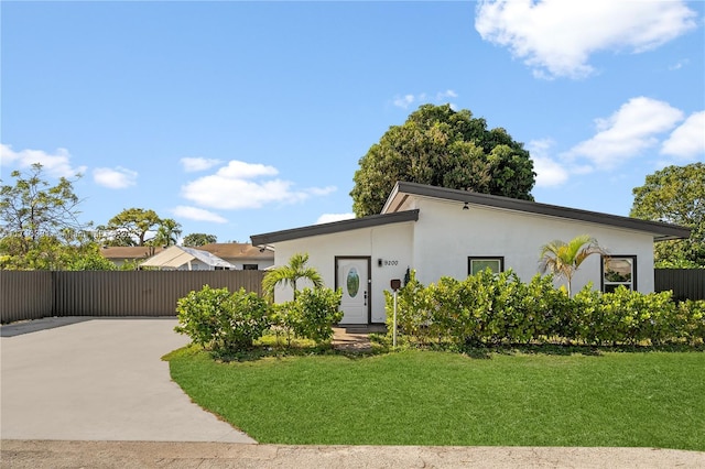 view of front facade with a front yard