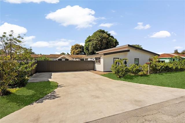 ranch-style house featuring a front lawn