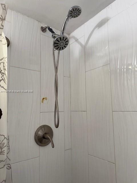 room details featuring a tile shower