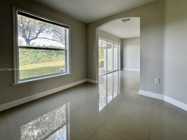 empty room featuring light tile patterned floors