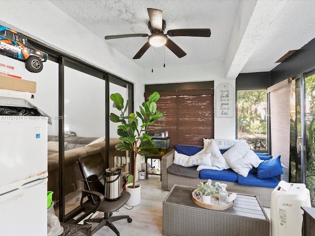 sunroom with ceiling fan