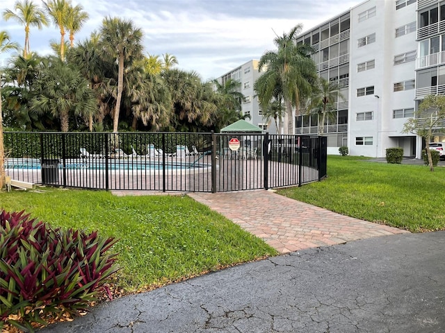 view of swimming pool featuring a yard