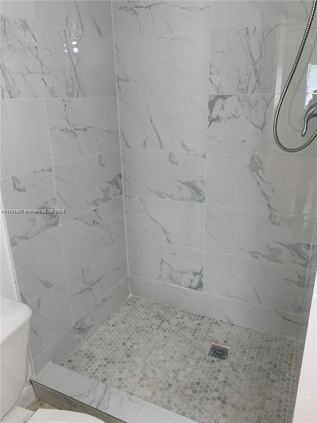 bathroom featuring a tile shower