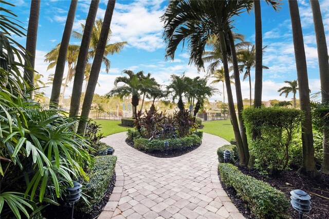 view of property's community featuring a lawn