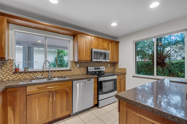 kitchen with stainless steel appliances, tasteful backsplash, plenty of natural light, and sink