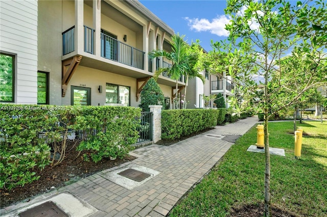 view of home's community featuring a yard