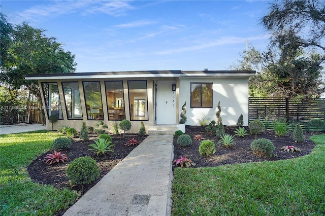 view of front of home featuring a front yard