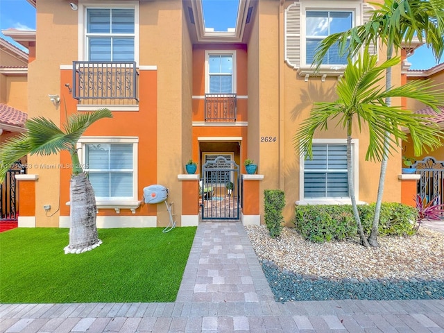 view of front of home featuring a front lawn