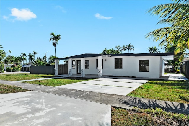 view of front of house with covered porch and a front lawn