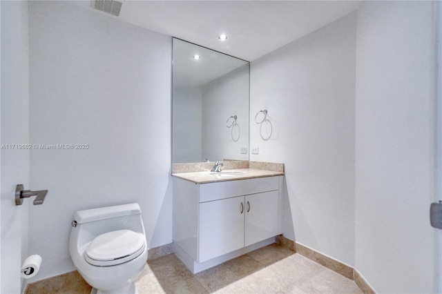 bathroom with recessed lighting, visible vents, toilet, vanity, and baseboards