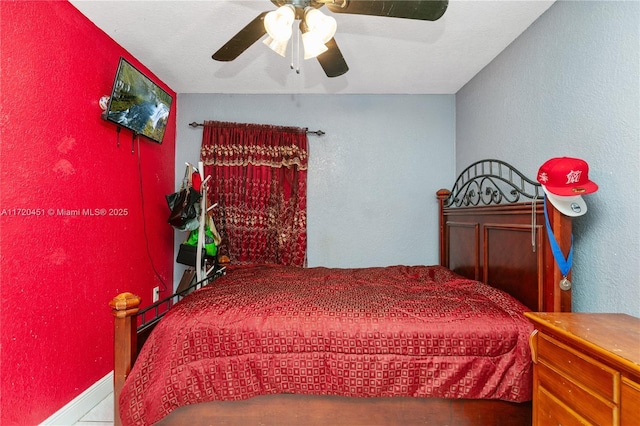 bedroom with ceiling fan