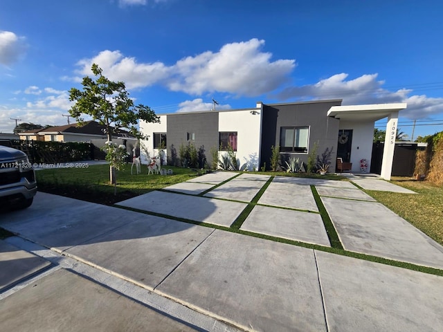 view of front facade with a front yard