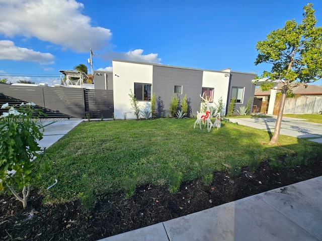 view of front of property featuring a front yard