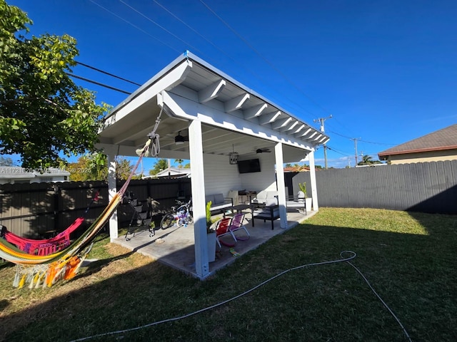 view of yard with ceiling fan and a patio