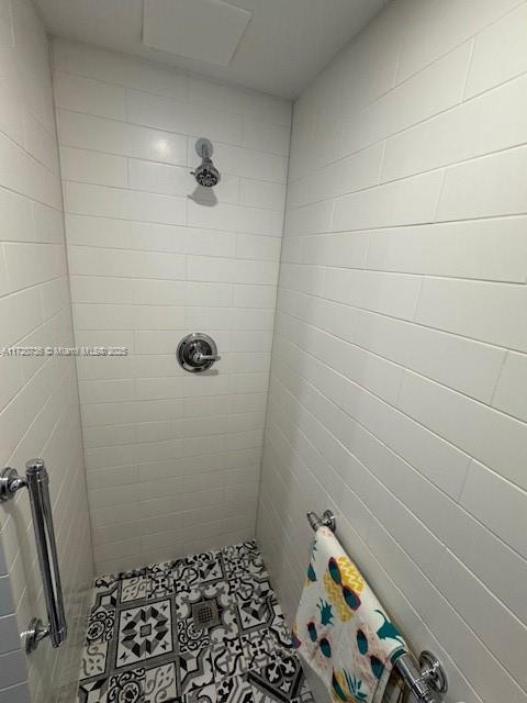 bathroom featuring a tile shower