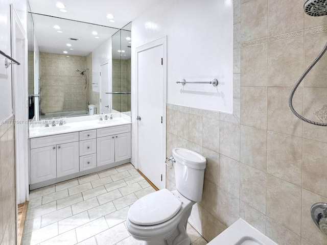 bathroom featuring a tile shower and tile walls