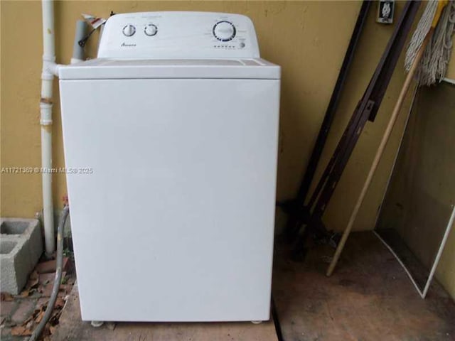 laundry area with washer / clothes dryer