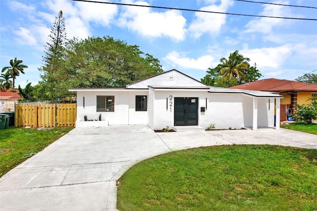 view of front of property featuring a front lawn