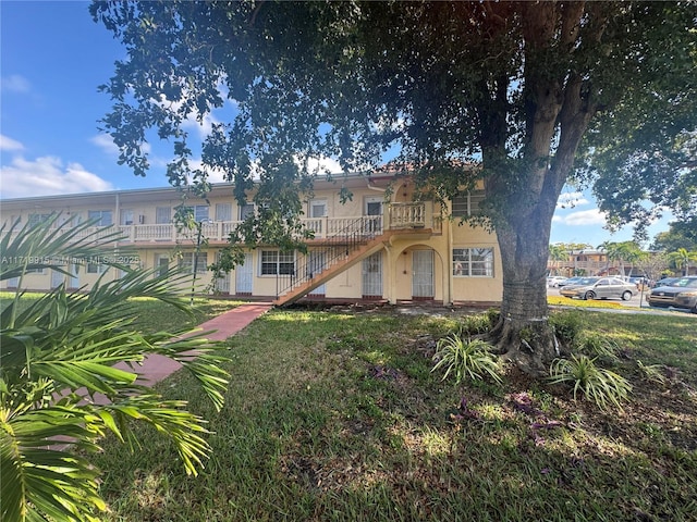 view of front of property featuring a front lawn