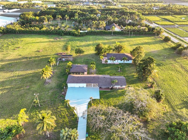 back of house featuring a lawn