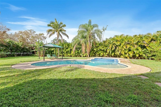 view of swimming pool featuring a yard