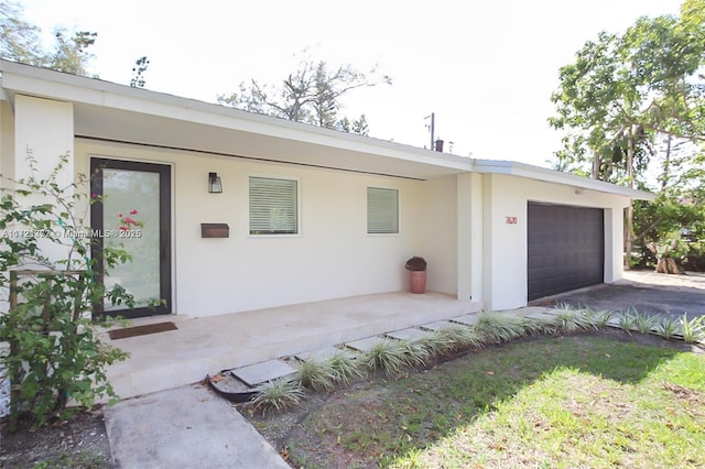 view of front facade featuring a garage