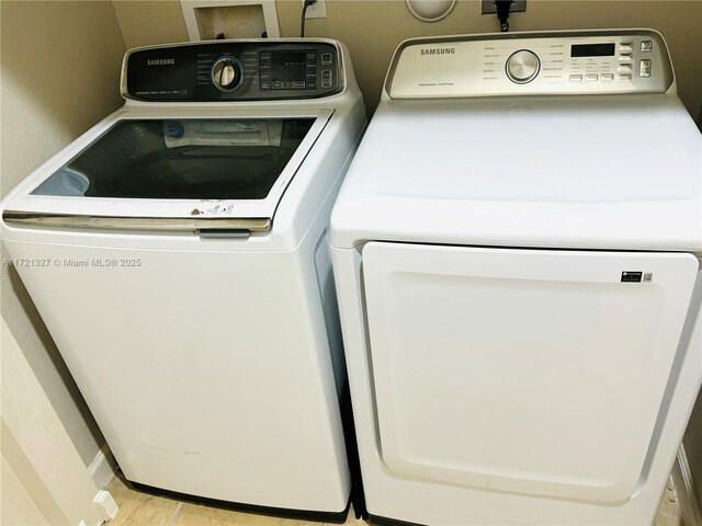 washroom featuring washing machine and clothes dryer