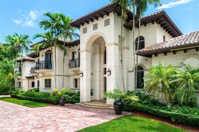 view of front of home featuring a balcony