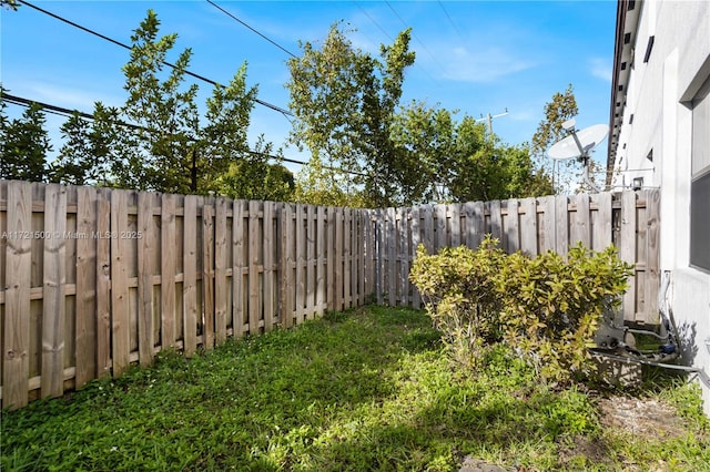 view of yard featuring a fenced backyard