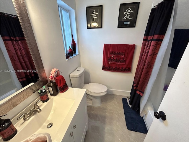 bathroom featuring a shower with curtain, vanity, and toilet