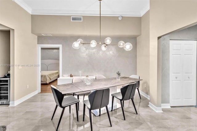 dining area featuring beverage cooler, baseboards, visible vents, and crown molding