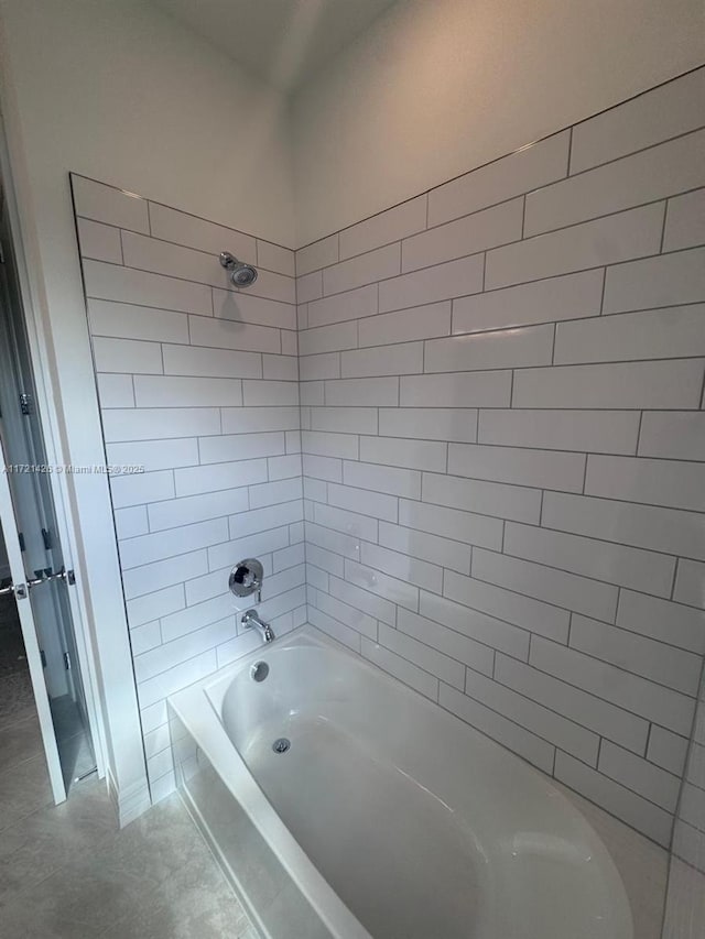 bathroom featuring tiled shower / bath combo