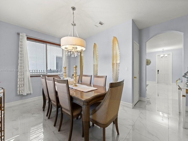 dining space with a notable chandelier