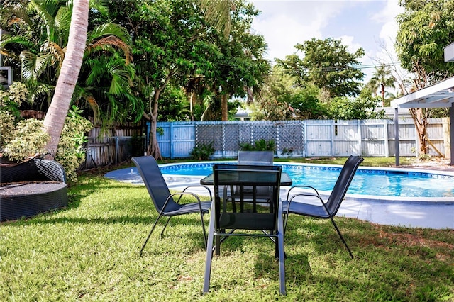 view of swimming pool featuring a yard