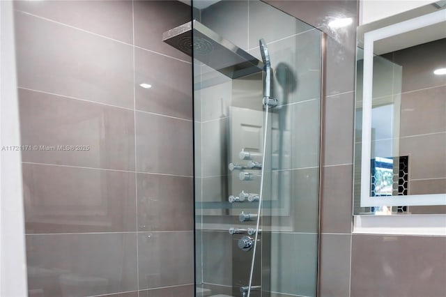 bathroom featuring tiled shower