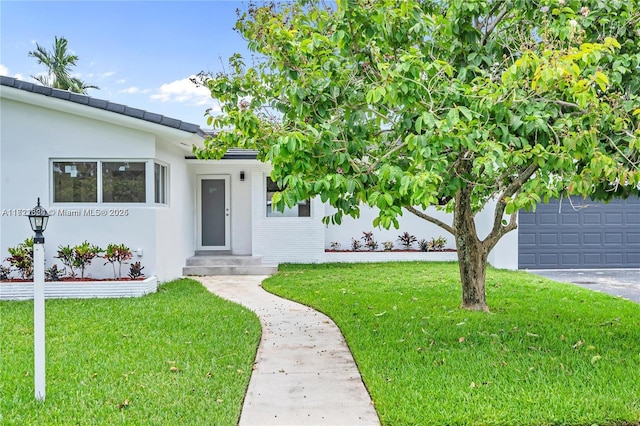 view of front of home featuring a garage and a front yard