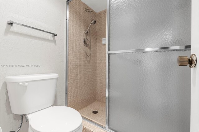 full bathroom featuring tile patterned floors, toilet, a textured ceiling, vanity, and shower / bath combo