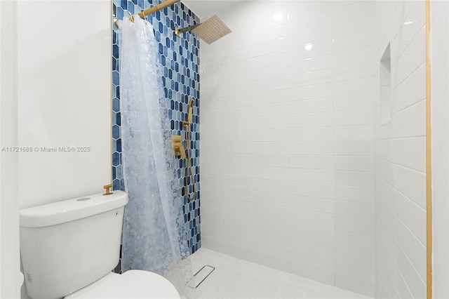 bathroom featuring a shower with shower curtain and toilet