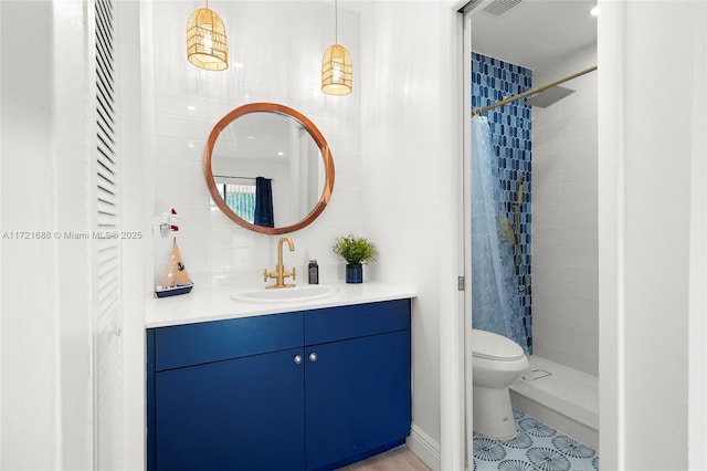 bathroom with tasteful backsplash, vanity, a shower with shower curtain, and toilet