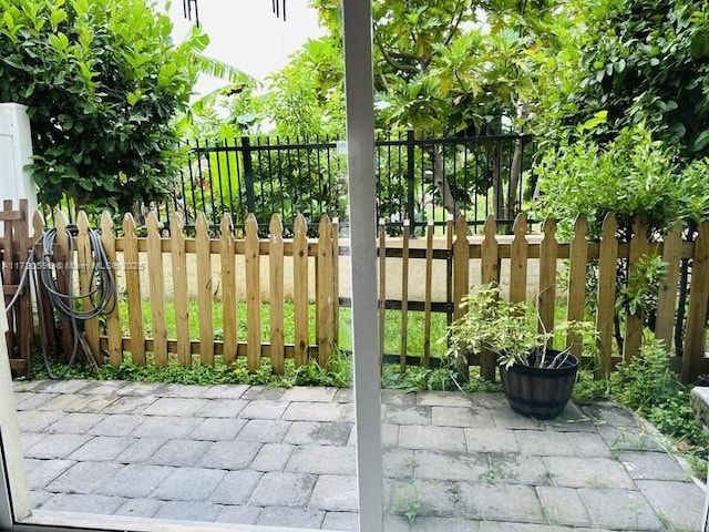 2944 NW 180th St, Miami Gardens, FL 33056 - exterior space featuring fence