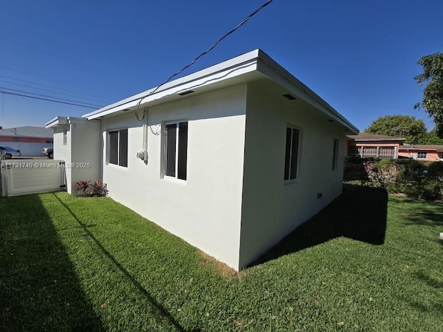 view of side of property featuring a lawn