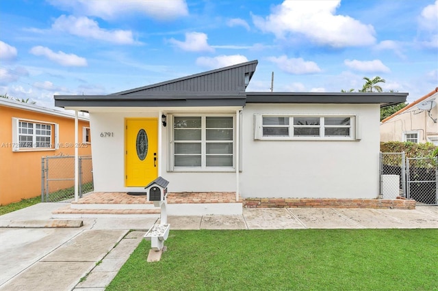 view of front of house featuring a front yard