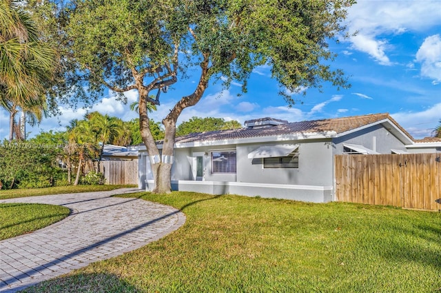 view of front of home featuring a front lawn