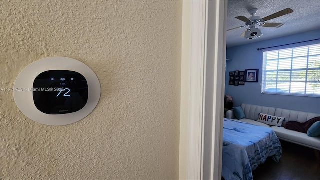 bedroom featuring ceiling fan and a textured ceiling