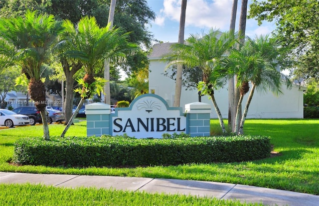 community / neighborhood sign featuring a yard