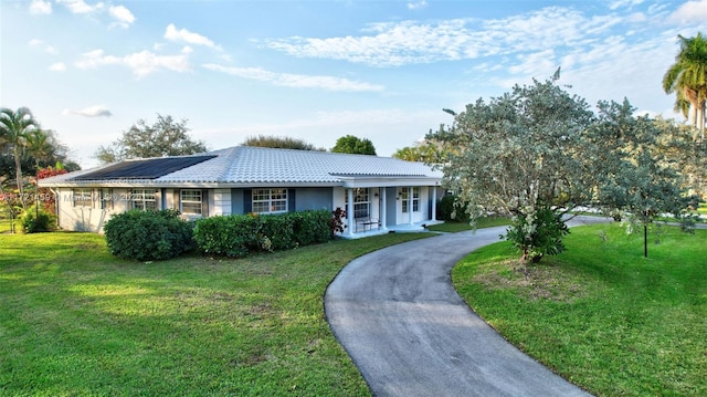 ranch-style home featuring a front lawn