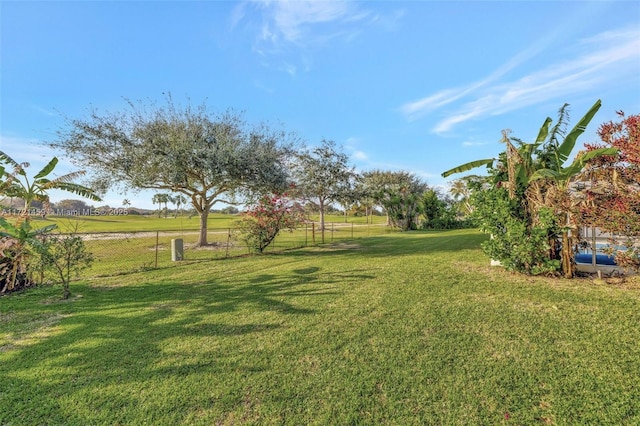 view of yard featuring a rural view