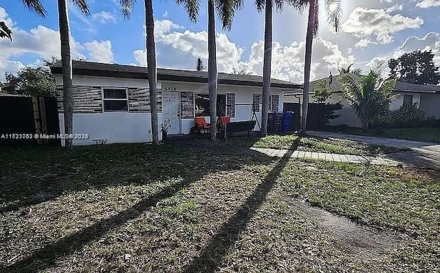 view of front of home featuring a front lawn